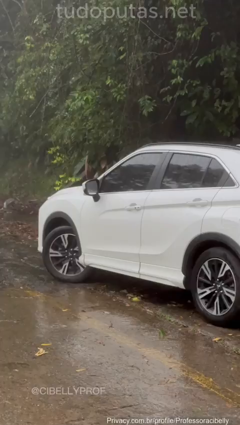 Cibelly Ferreira pelada na chuva tirando o biquini e mostrando os peitões e seu belo rabo